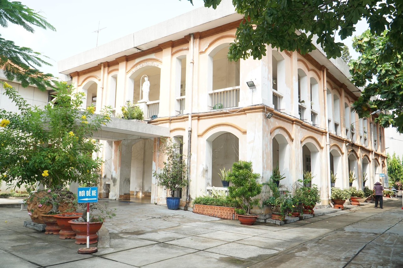 Ngang qua các nhà hưu linh mục đầu năm
